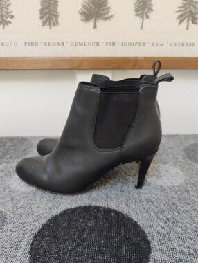 Clarks Artisan Black Leather Chelsea Ankle Boots - Size 7